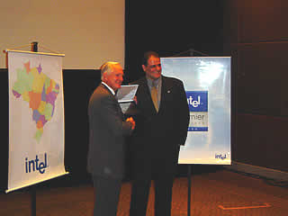 SINCO recebe premiação de Craig Barrett, CEO Mundial da Intel
