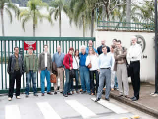 Equipe de jornalistas no porto principal da OPTIGLOBE